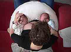 breastfeeding-twins